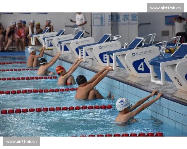 激烈角逐水中飞扬 游泳比赛中的拼搏与奋进
